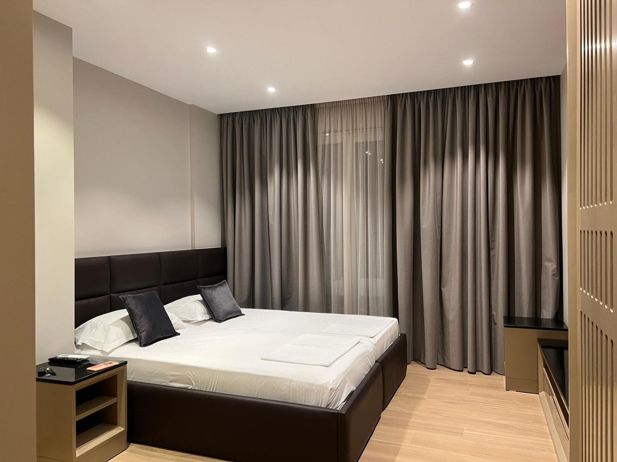 Coastline Luxury Apart Hotel Golem  Exterior photo