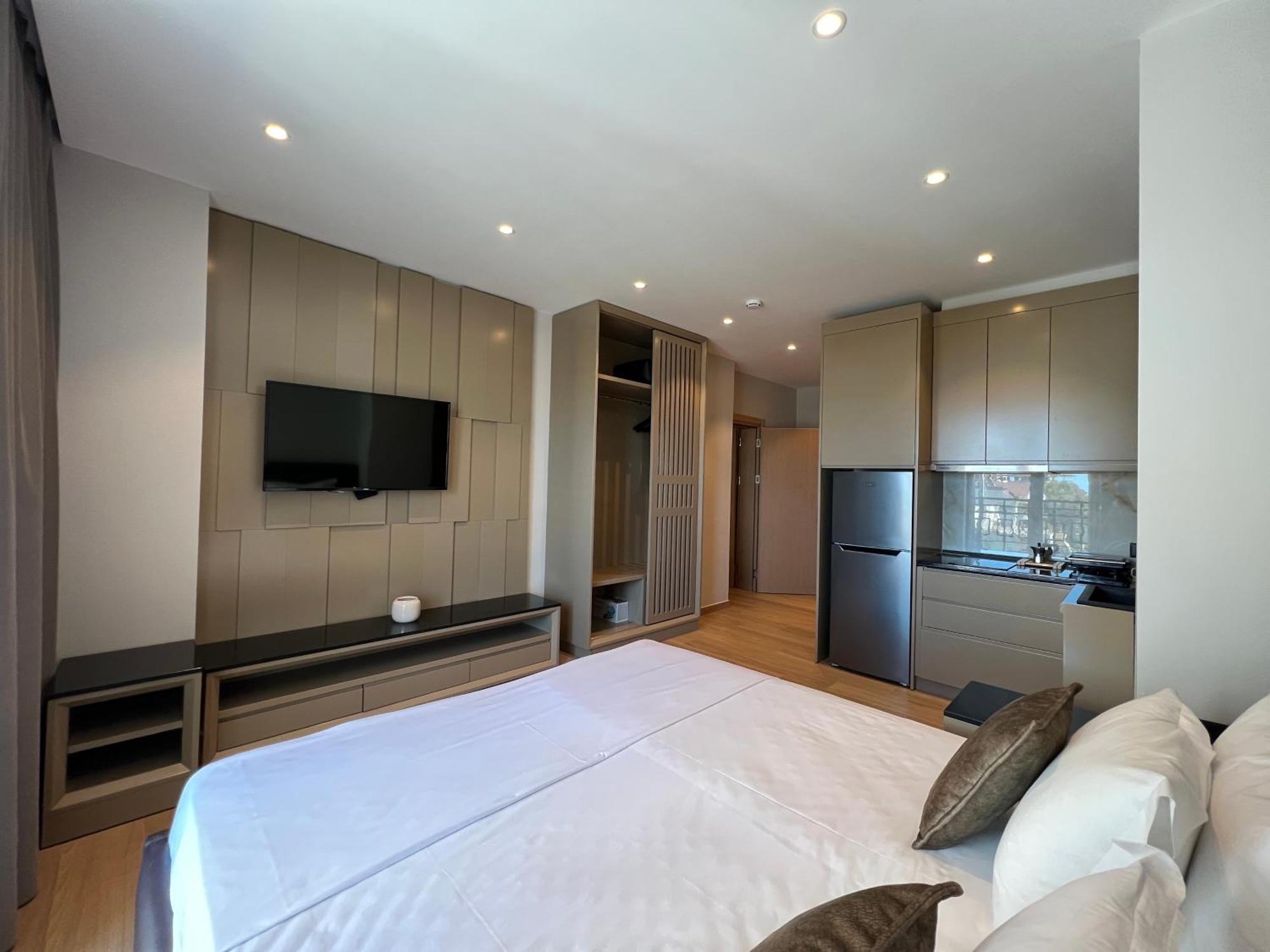 Coastline Luxury Apart Hotel Golem  Exterior photo