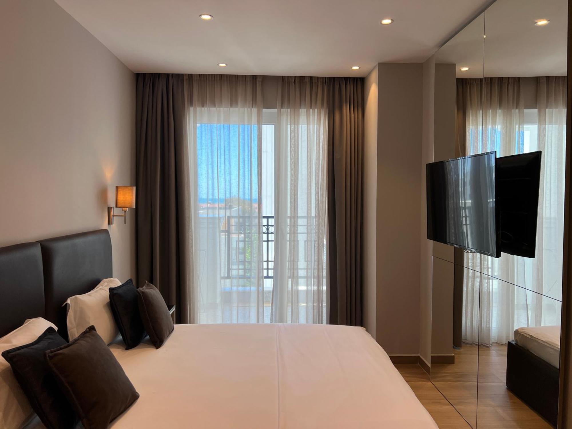 Coastline Luxury Apart Hotel Golem  Exterior photo